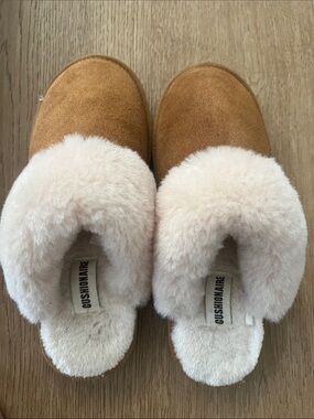 Cushionaire Woman 8.5 Tan Suede Slippers with Cream Shearling Lining